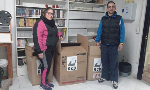 RADIO COMARCA DE BARROS entrega en torno a unos 100 kilogramos de tapones a los padres de Pablo Asensio. Gracias por la colaboración de nuestra audiencia. Podéis continuar colaborando con esta acción. ¡Gracias!