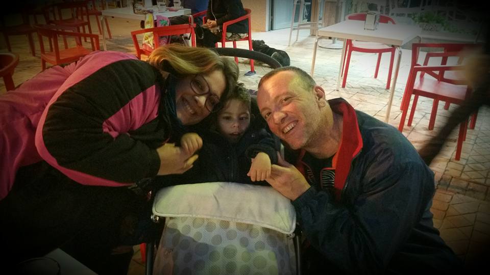 Hoy he acompañado a un hermano, al hermano David Rosas a visitar a un niño muy especial, todos sabéis quien es, es "Pablo". Desde antes de la gala David me comentaba que quería tener un detalle con la familia, ese tipo de detalles que por circunstancias de la vida para ti son insignificantes pero para otros es un mundo, una oportunidad, una ayuda que desgraciadamente casi nadie puede aportar. Desde mi punto de vista es algo grande, y mi opinión es que David tiene un corazón que muchos deberían de tener. Me siento orgulloso de ser tu amigo, lo sabes. Hoy Pablo contará con 700€ más para ayudarle a hacer su vida mucho más fácil y que vea luz en esta vida allá donde vaya. Ánimo familia, un abrazo enorme.