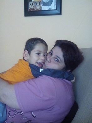 Bueno hoy toca felicitar a todas las mamás del mundo!! Pero como siempre cada uno barre pa su casa!! Jajjajajaja especialmente voy a felicitar a la terremoto de mi madre!! Esa mujer que saca la sonrisa a cualquiera que siempre está de buen humor y que sabe escuchar a cualquiera... Tengo la gran suerte de tenerla a mi lado no cambies mama!!! T kiero